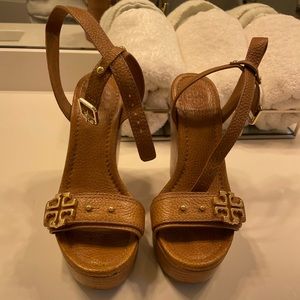 Tory Burch Tan/Nude Wedges with Gold Hardware -great condition, size 7